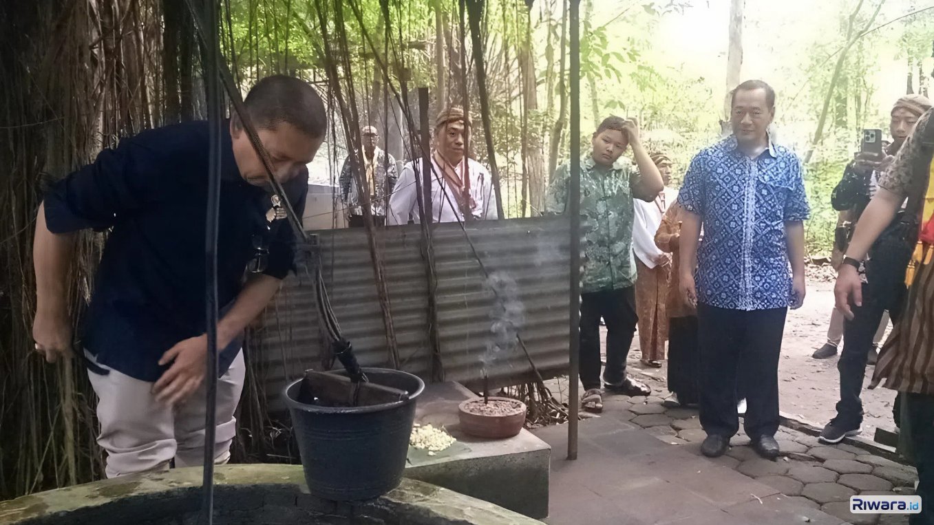 Momen langka, Fadli Zon mencoba menimba air di hutan sakral Alas Krendowahono, Karanganyar.